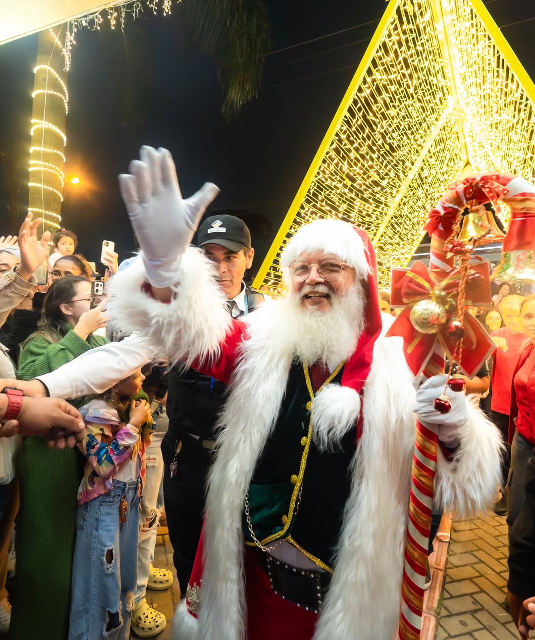 Carlos, o sorriso que transforma magia em realidade no Papai Noel do Colombo Park Shopping