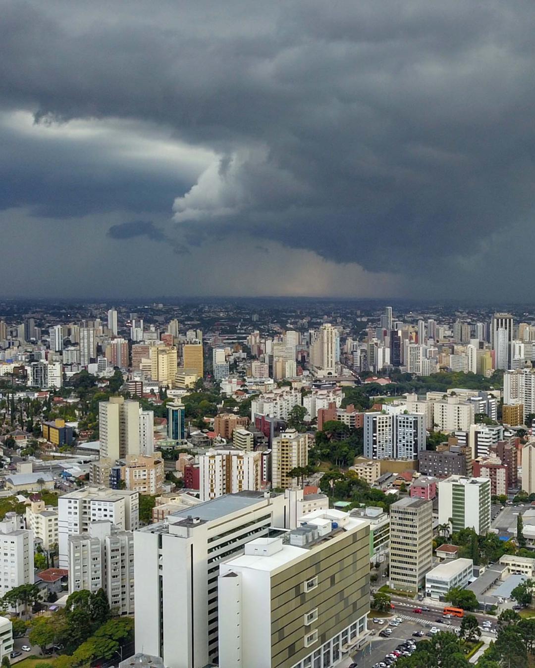 Ciclone extratropical provoca alertas de temporais e ventos no Paraná