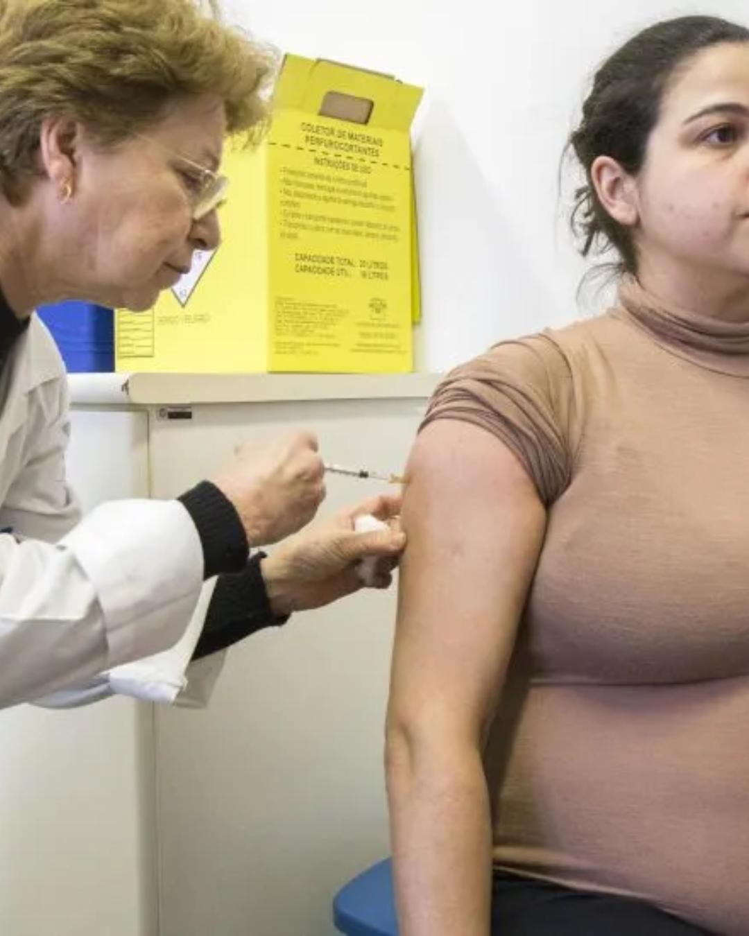 Curitiba inicia vacinação gratuita contra VSR para gestantes a partir da 28ª semana