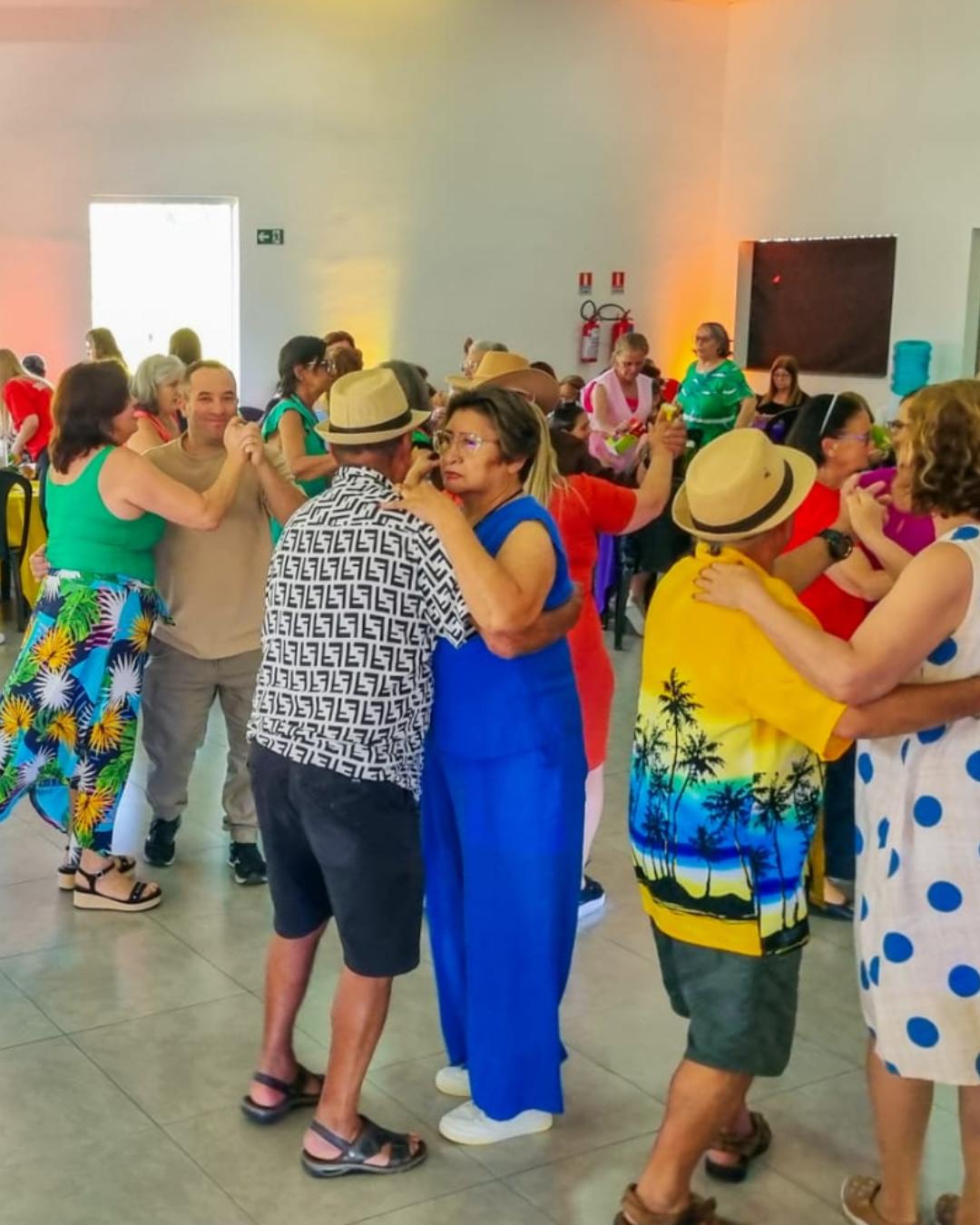 Festa das Cores encerra ano de atividades da melhor idade em Campina Grande do Sul