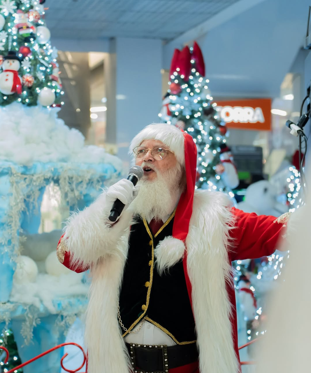 Carlos, o sorriso que transforma magia em realidade no Papai Noel do Colombo Park Shopping