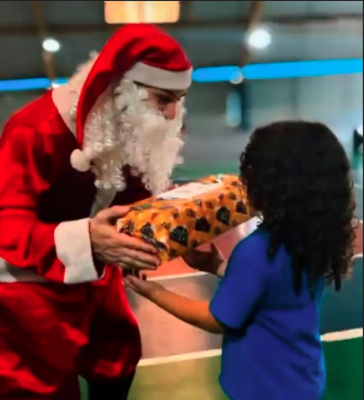 Colaboradores da Metalkraft adotam cartinhas e realizam sonhos de Natal dos alunos da Ernesto Milani