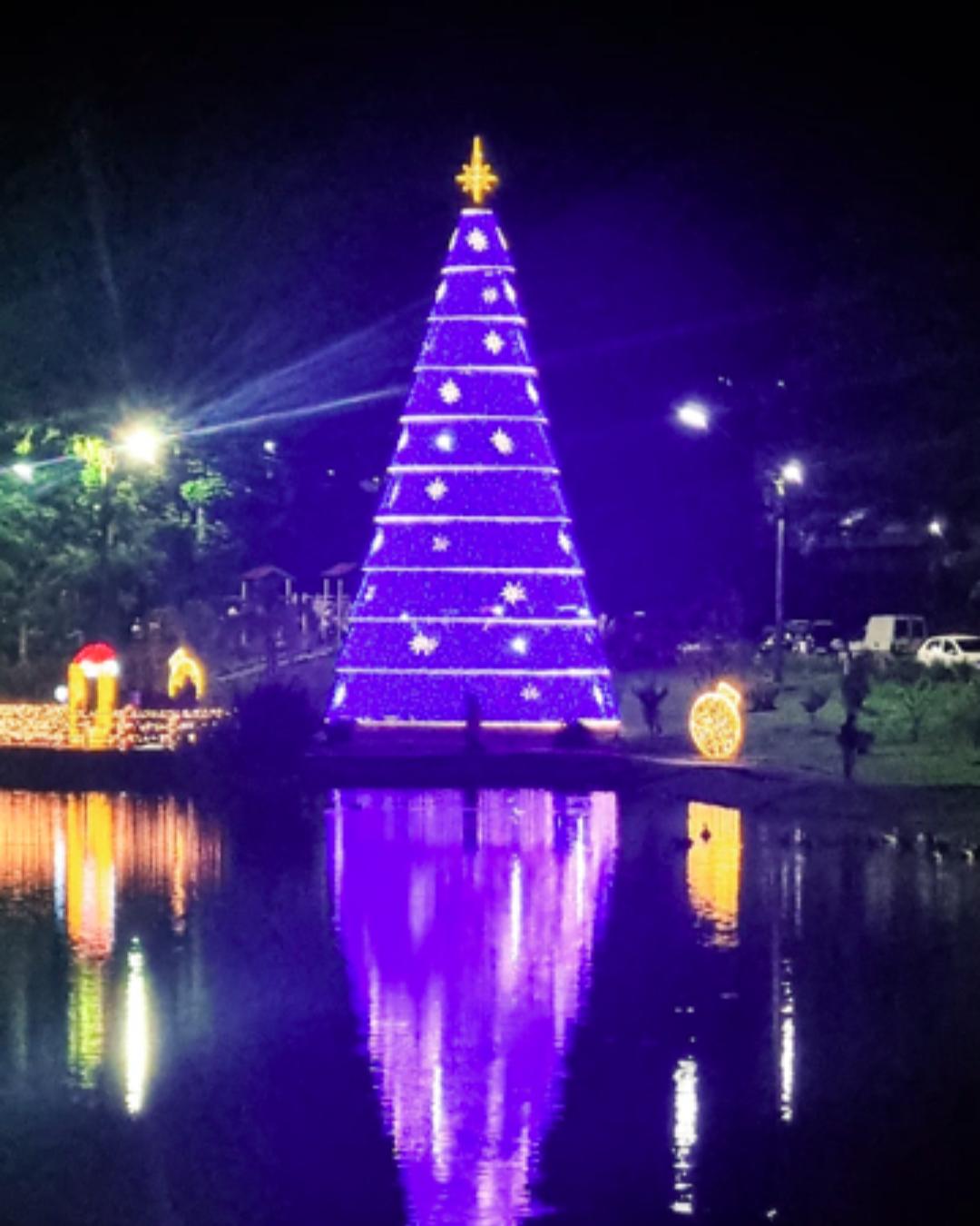 Natal de Quatro Barras conta com feira de artesanato, gastronomia, atrações e presença do Papai Noel no Parque do Lago