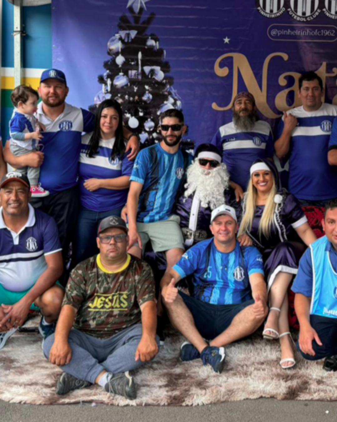 Quando o azul vira alegria: Pinheirinho Futebol Clube celebra o Natal com as crianças