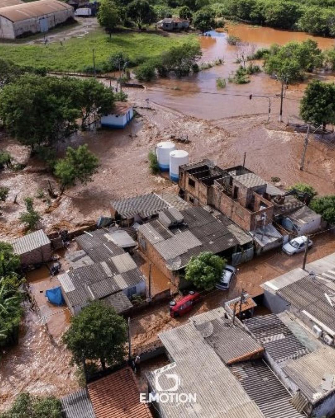 Transbordamento da barragem do Ribeirão das Antas causa interdições em Bandeirantes, no Paraná