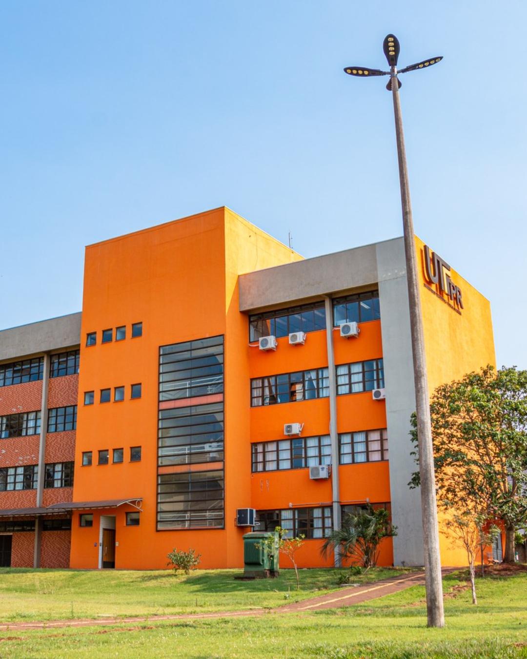 UTFPR abre vagas para professores substitutos com salários de até R$ 8 mil; confira detalhes e prazos