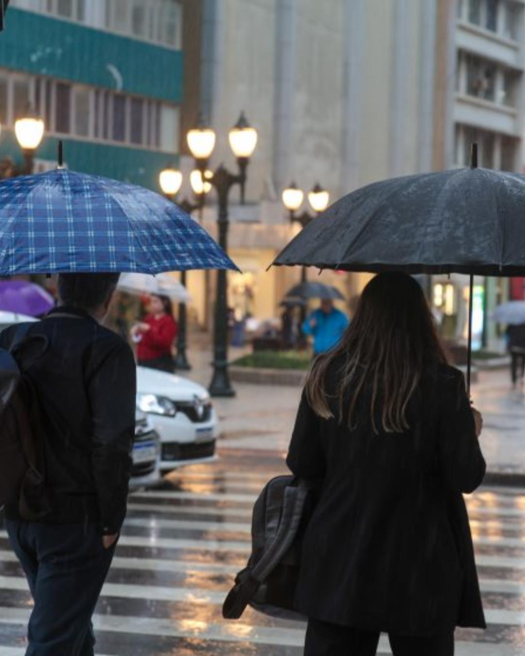Alerta de tempestade com ventos de até 60 km/h mobiliza todo o Paraná nesta sexta-feira