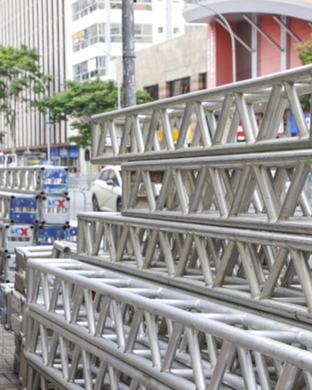 Bloqueios na Rua Marechal Deodoro em Curitiba marcam preparativos para o Carnaval 2026