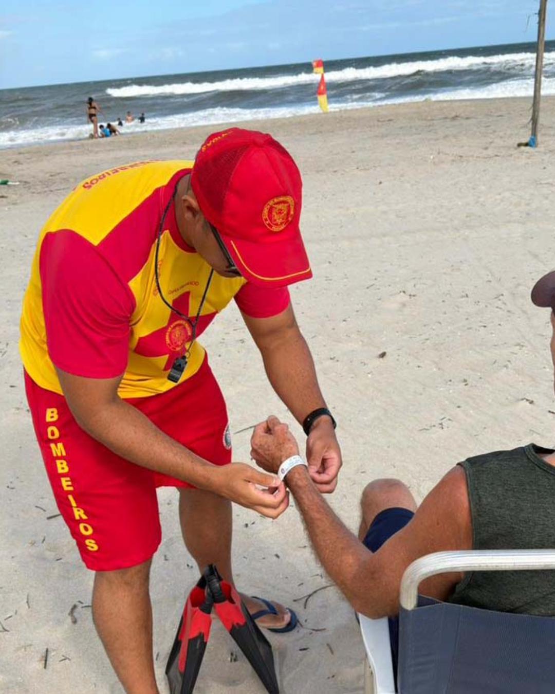 Cuidados com idosos no verão: hidratação, identificação e proteção solar são essenciais nas praias