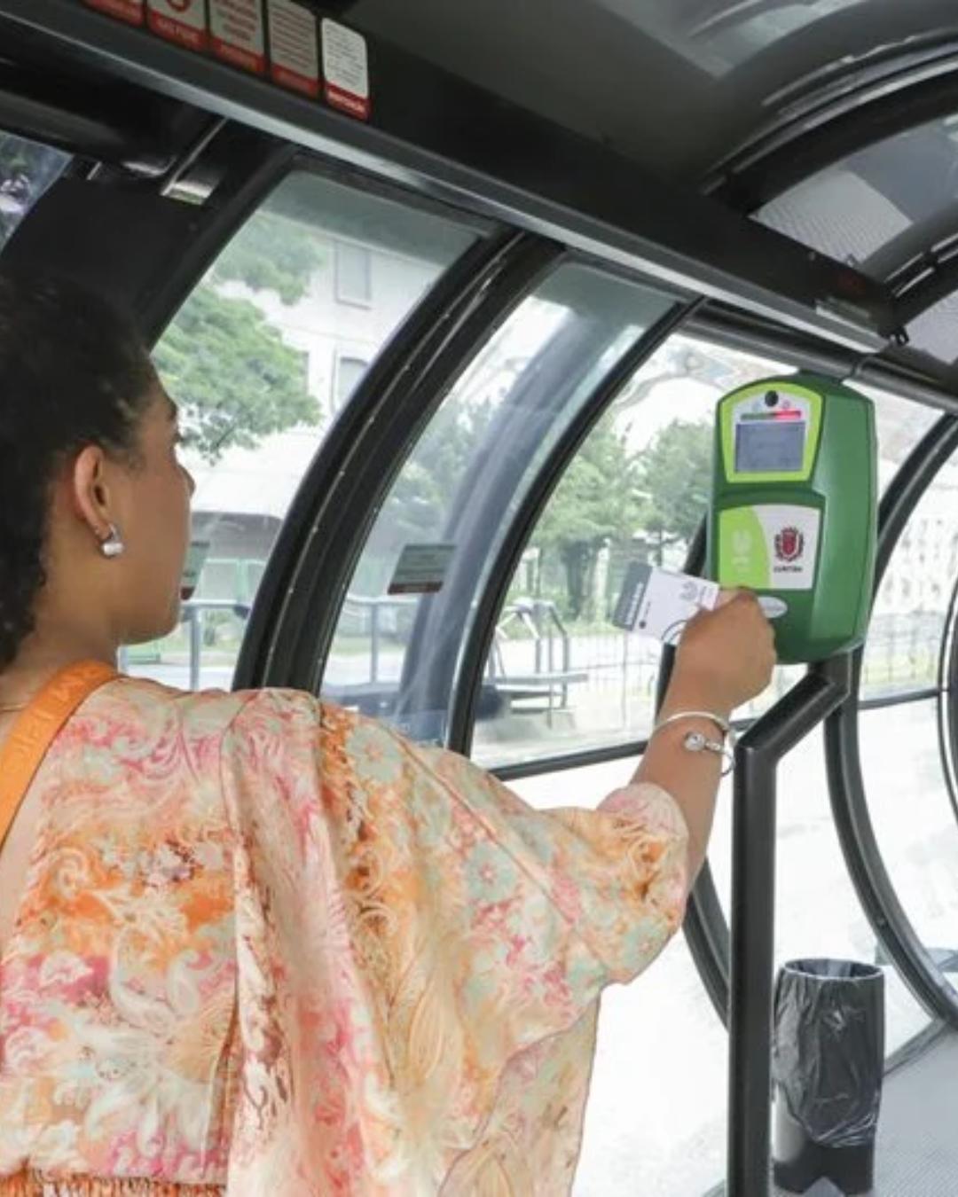Curitiba mantém tarifa de ônibus congelada em R$ 6 e amplia programas sociais para 2026