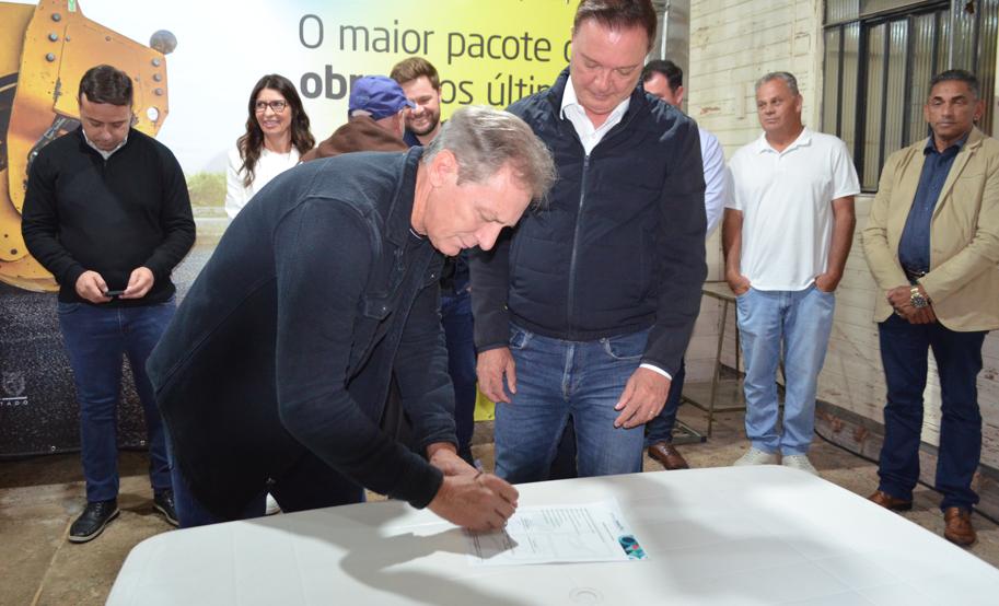 Helder Lazarotto assina ordem de serviço para três ruas no Jardim Santa Mônica