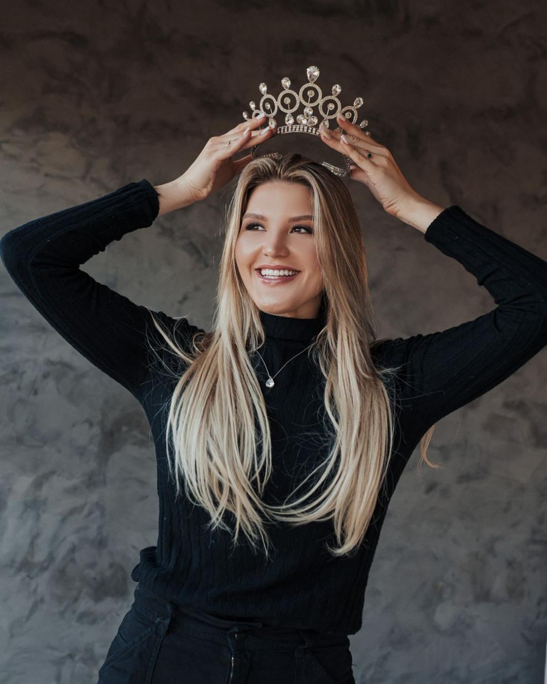 Jovem de Rio Branco do Sul defende as cores do Paraná no Miss Brasil Mundo 2025