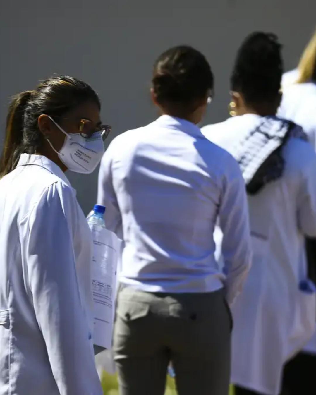 MEC anuncia supervisão e possíveis sanções a cursos de medicina com baixo desempenho no Enamed