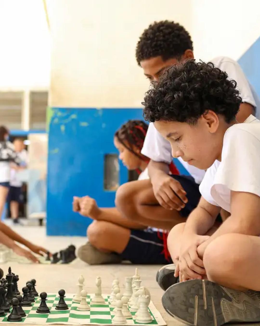 MEC avalia impacto de lei que restringe celulares nas escolas com pesquisa nacional