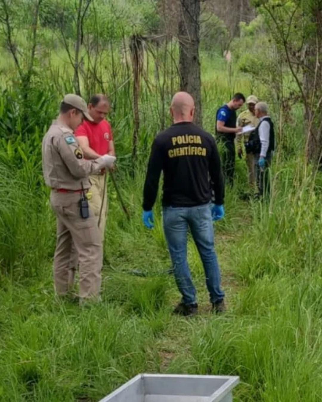 Mulher é encontrada morta em cava de terreno baldio em Quatro Barras; afogamento é hipótese