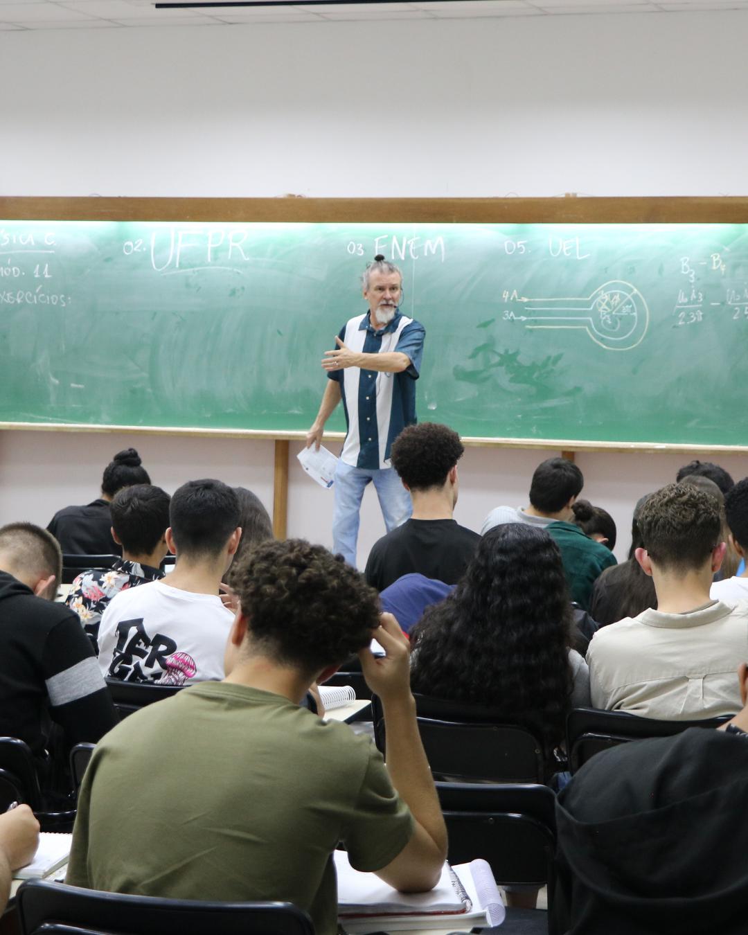 Prefeitura de Pinhais abre inscrições para cursinho gratuito com foco no Enem e vestibulares