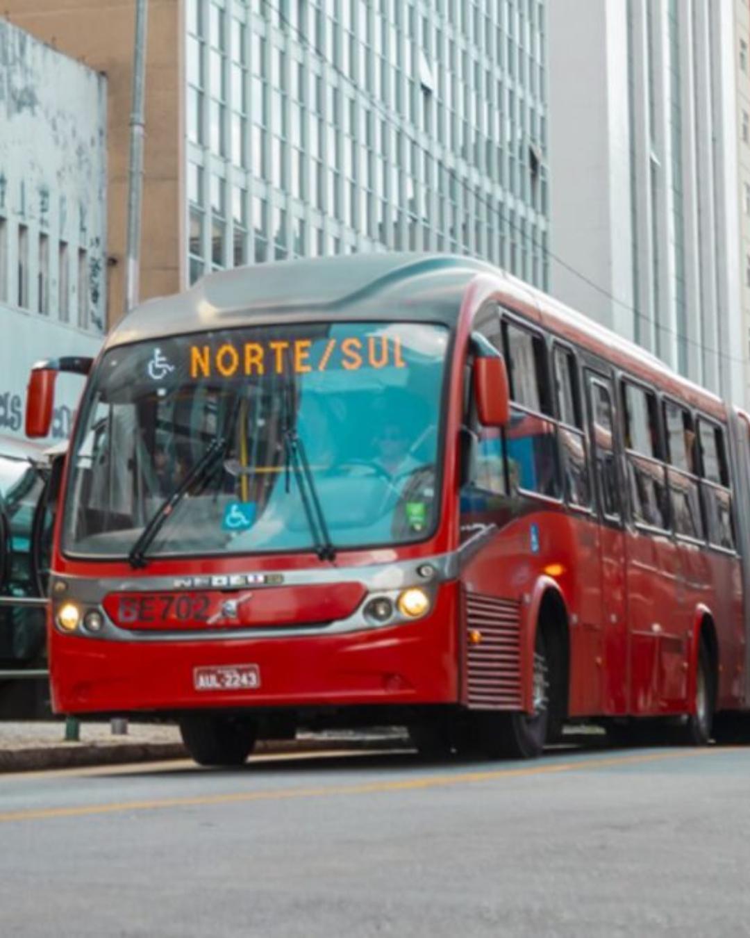 Queda de 22% nos acidentes de ônibus marca avanço na segurança viária em Curitiba