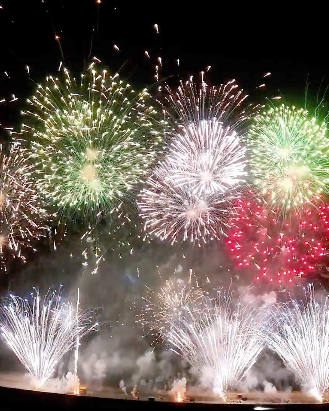 Queima de fogos histórica celebra virada e ilumina Ponte de Guaratuba no Paraná