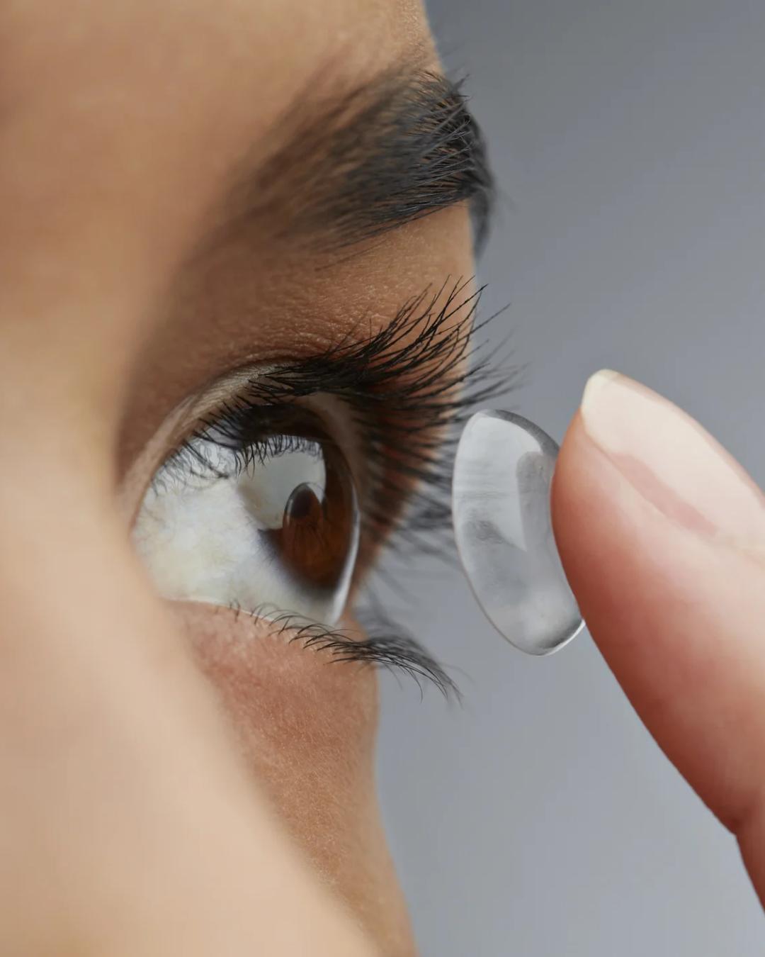 Verão traz riscos para usuários de lentes de contato: veja alertas e cuidados essenciais