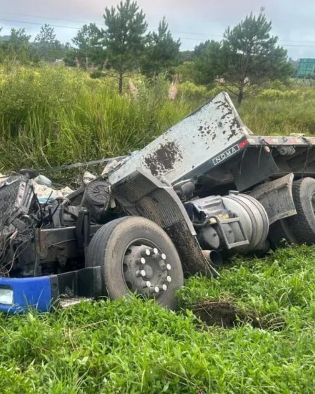 Acidente entre carretas na BR-277 em Balsa Nova deixa veículo destruído e três feridos leves