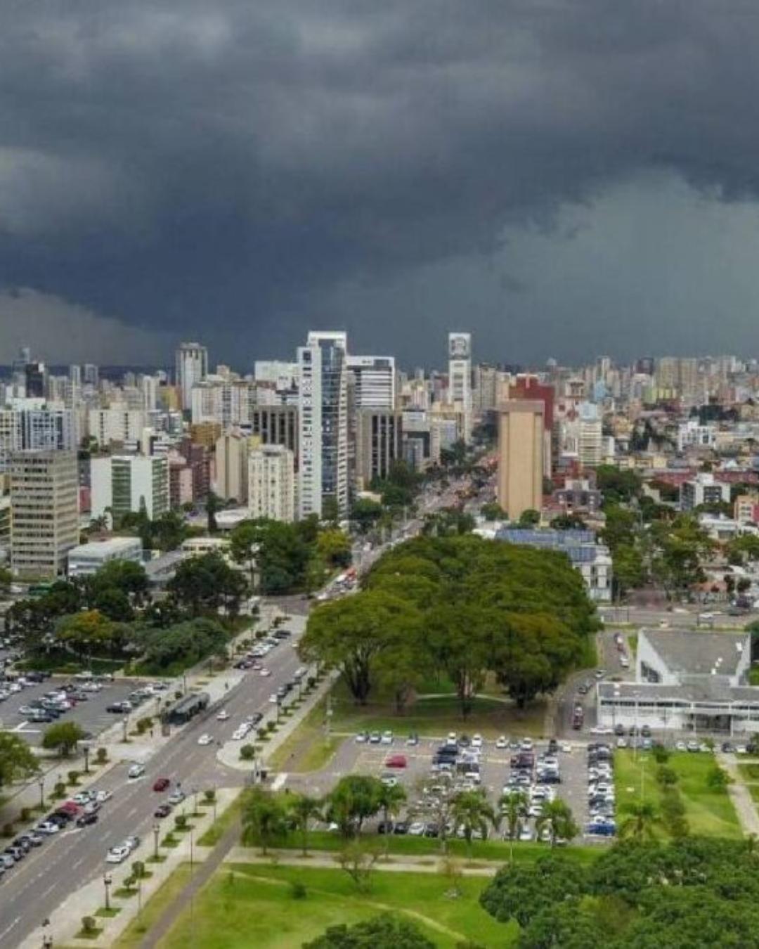 Alerta de tempestades e ventos fortes emitido para todas as cidades do Paraná nesta sexta-feira (13)