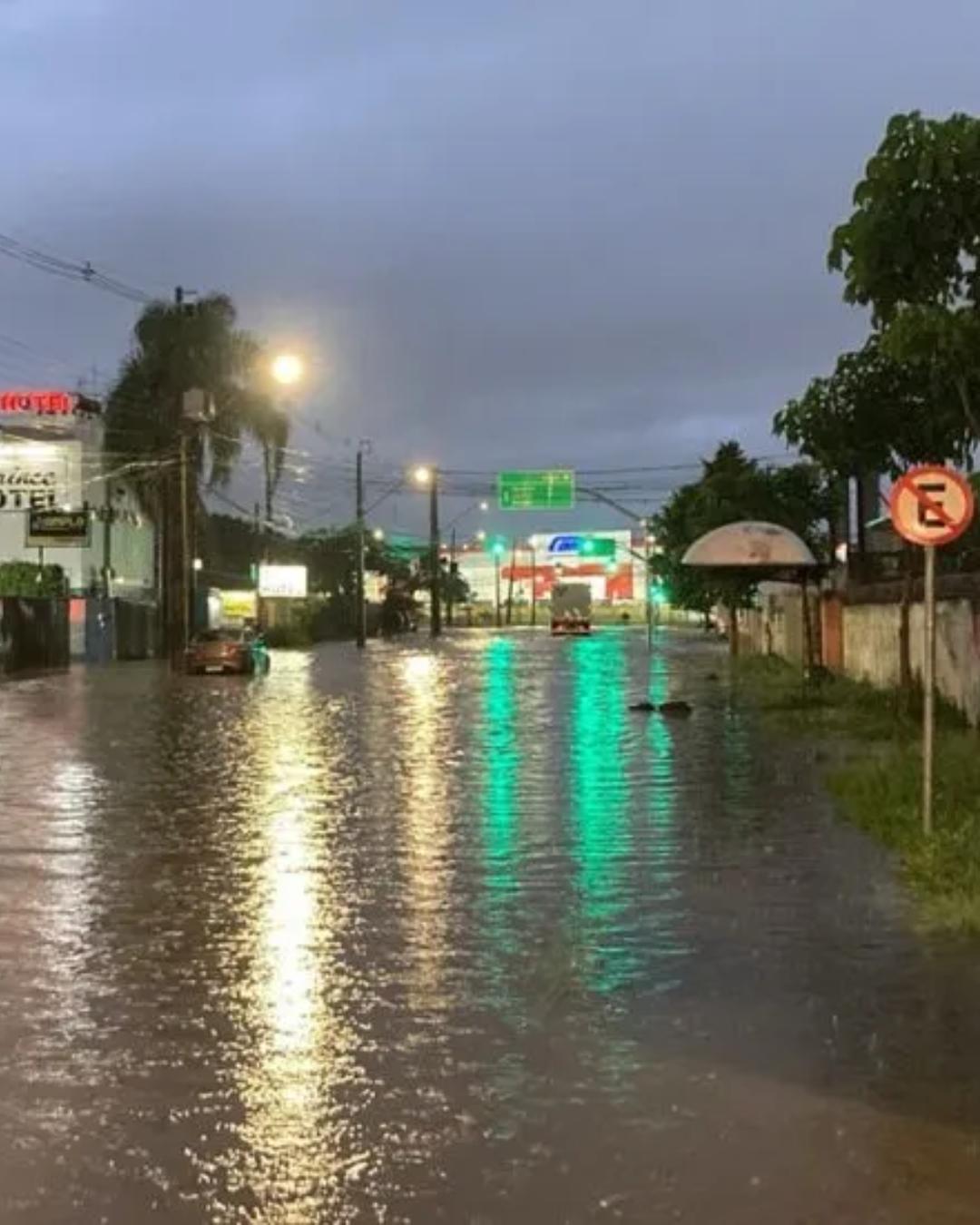 Chuva intensa provoca alagamentos e volumes elevados em Curitiba