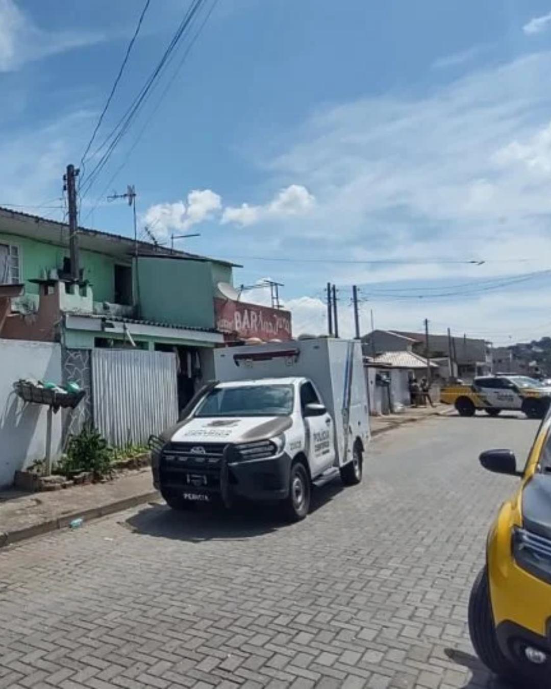 Homem morre após ser esfaqueado por companheira durante briga em Colombo; polícia investiga