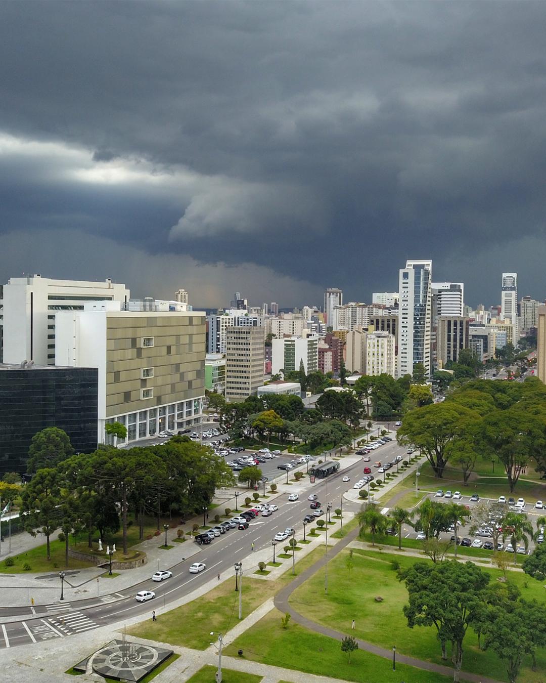Paraná enfrenta contrastes climáticos: chuvas intensas no leste e onda de calor no oeste e sul