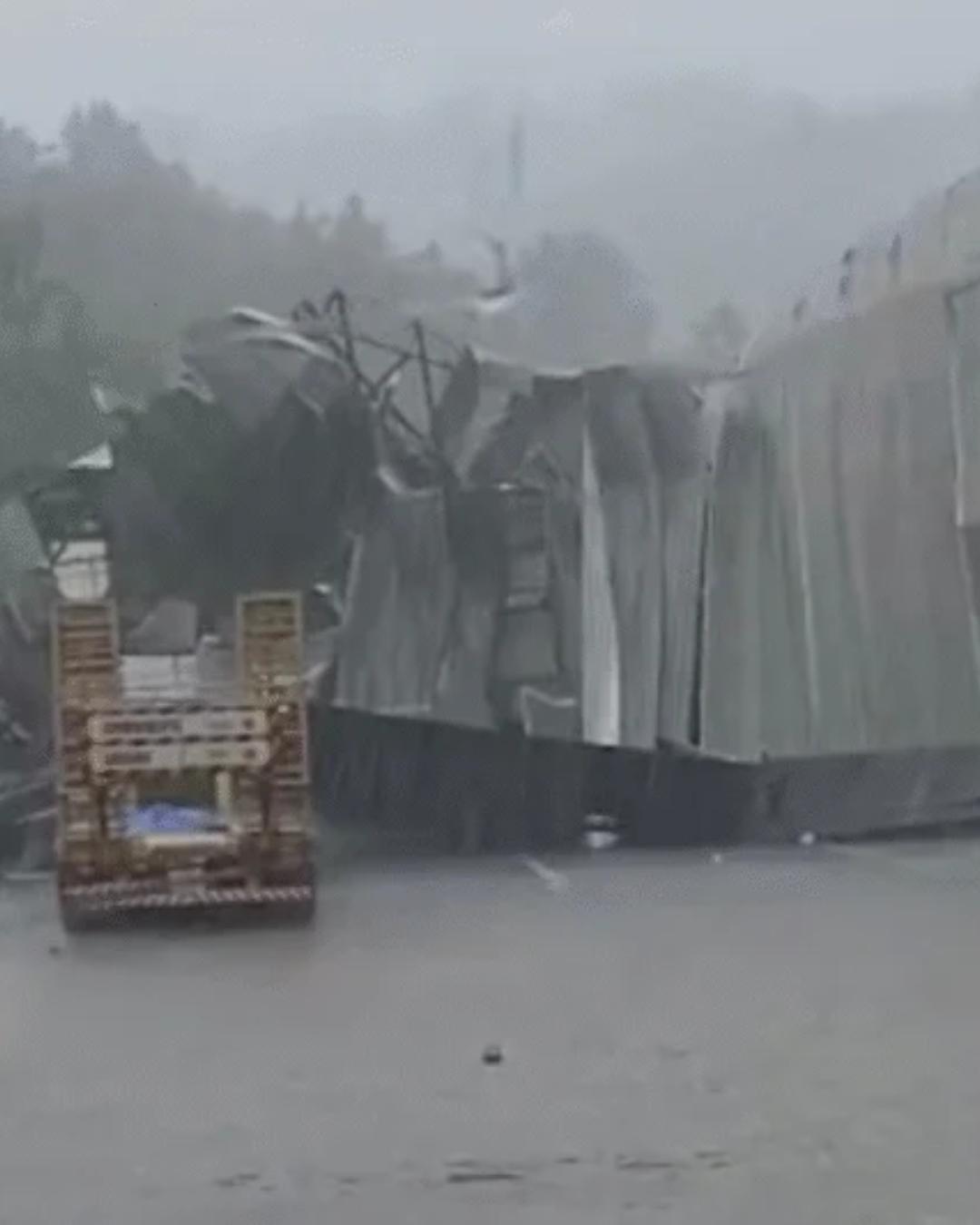 Tempestade com ventos de até 104 km/h derruba estrutura de posto em Campina Grande do Sul
