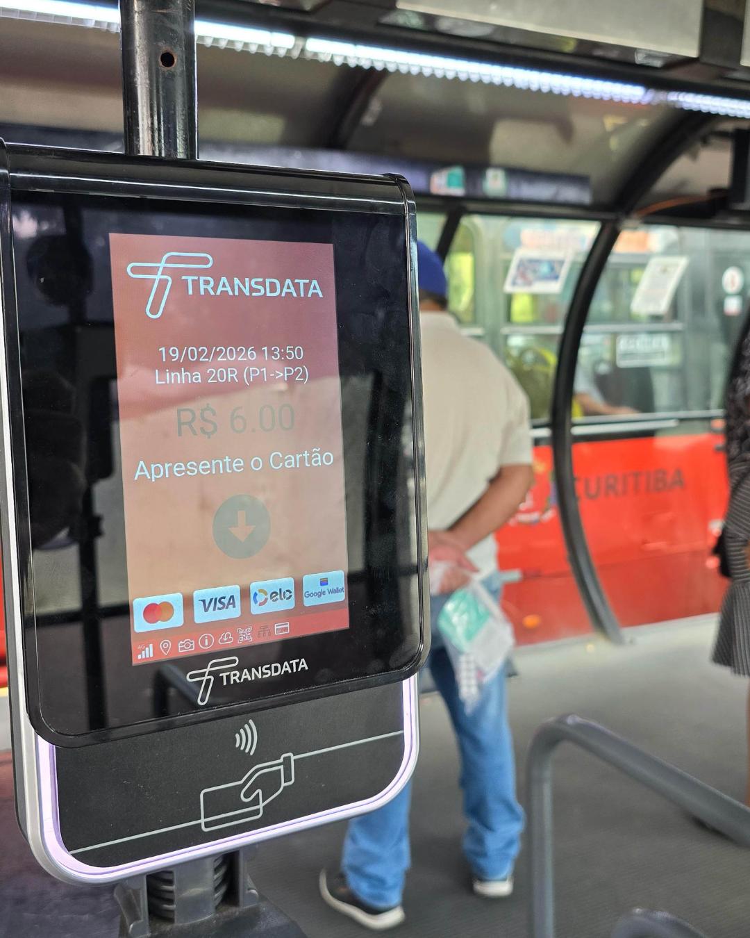 Transporte coletivo de Curitiba passa a aceitar cartões de débito e crédito por aproximação
