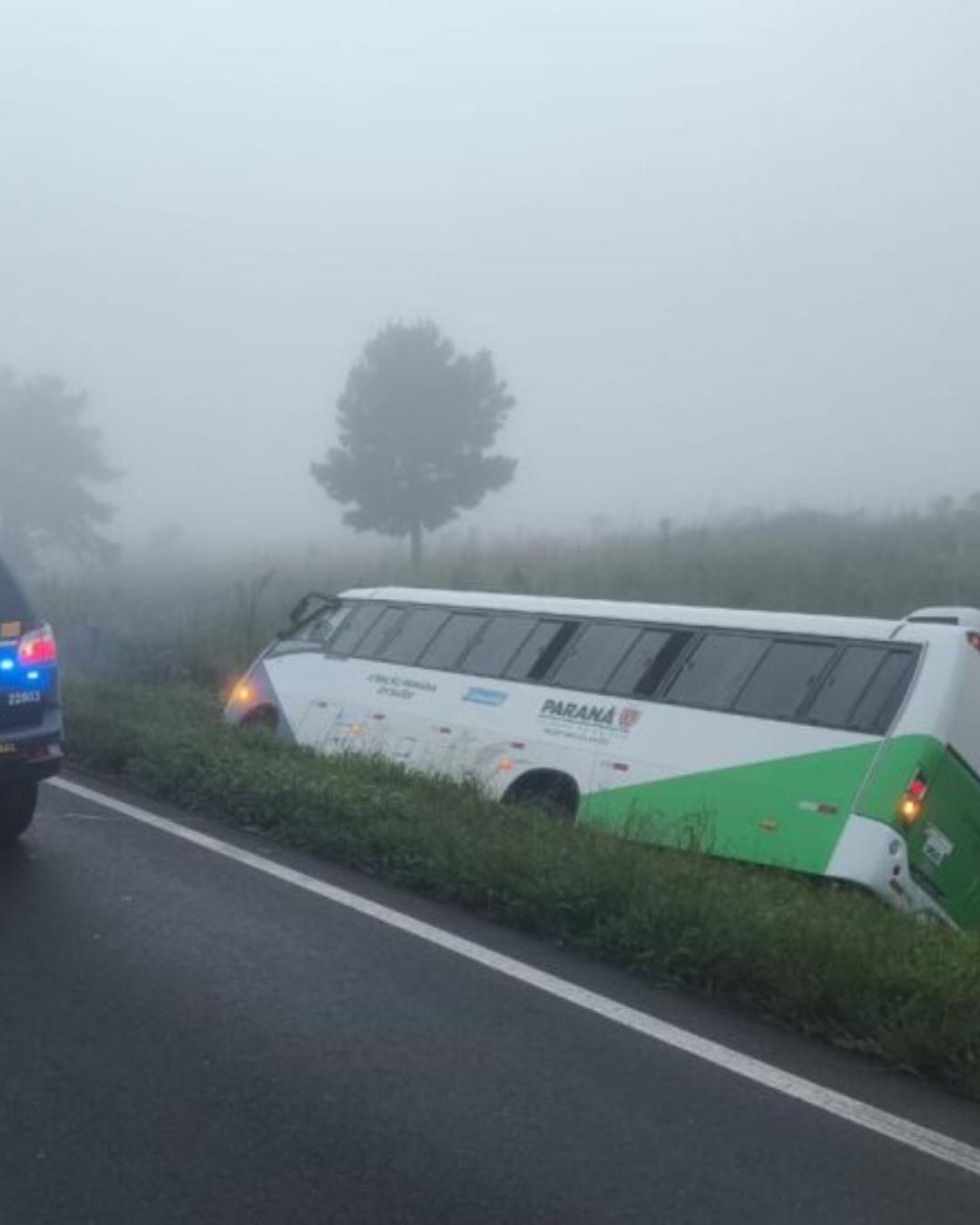 Três pessoas ficam feridas após ônibus que transportava pacientes tombar na BR-277, em Balsa Nova
