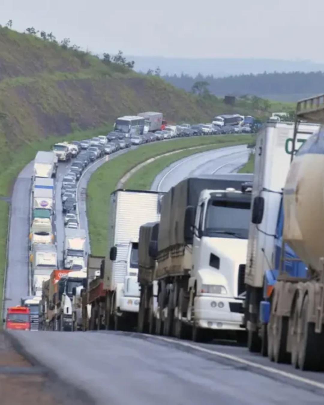 Caminhoneiros articulam greve contra alta do diesel e criticam medidas do governo