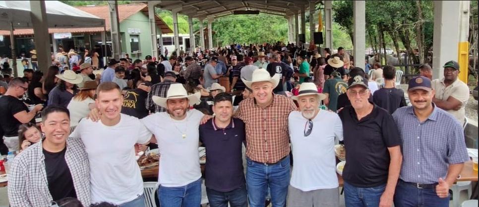 Cavalgada atrai milhares de pessoas ao bairro Barro Branco
