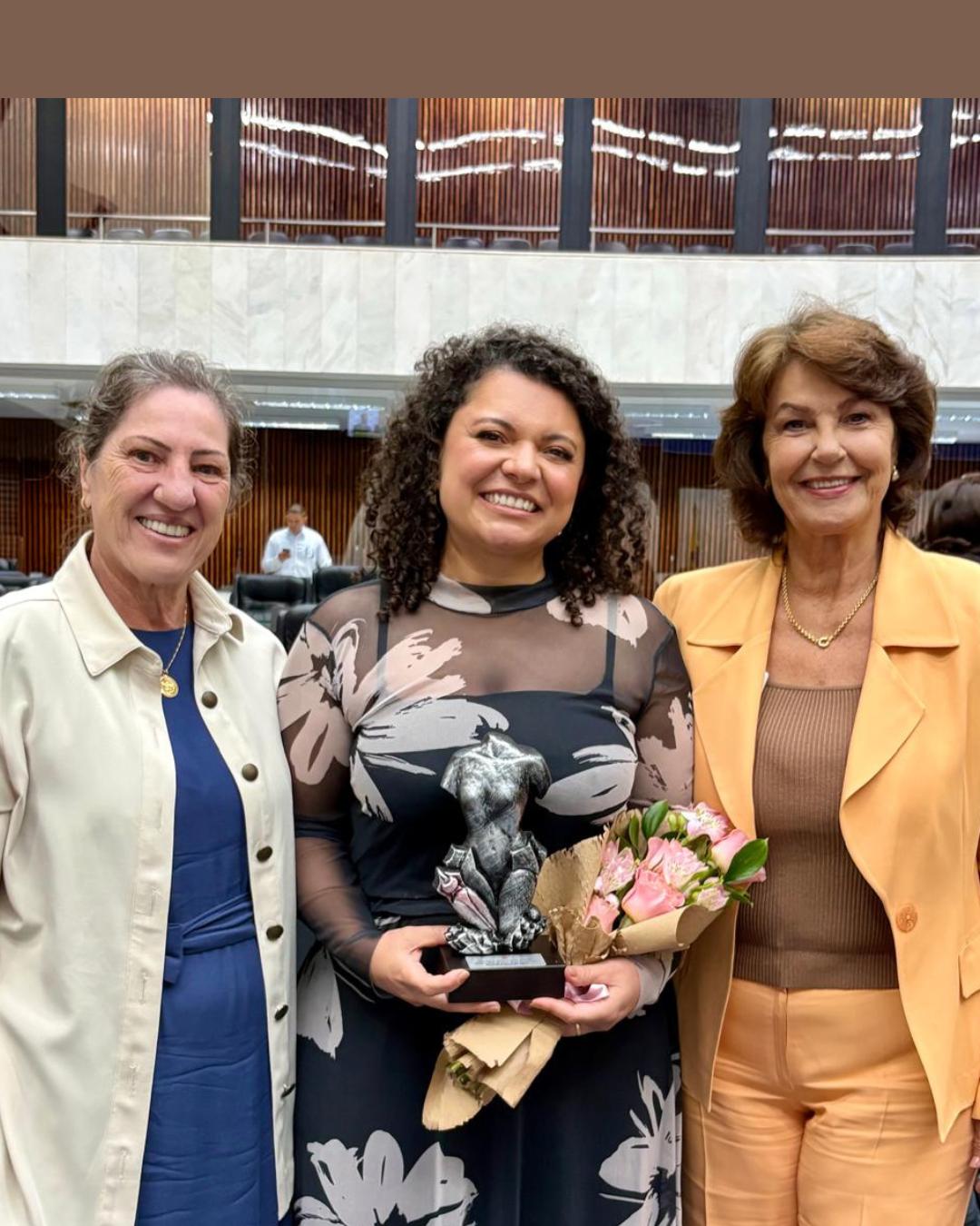Cristina Silvestri homenageia Priscila Schran com o Prêmio Rosy de Macedo Pinheiro Lima