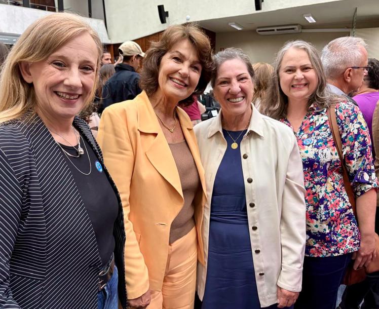Cristina Silvestri homenageia Priscila Schran com o Prêmio Rosy de Macedo Pinheiro Lima