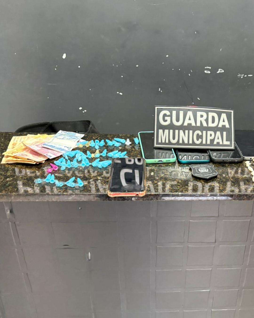 GM de Quatro Barras encontra drogas em borracharia e fecha local suspeito de tráfico no Jardim Pinheiros