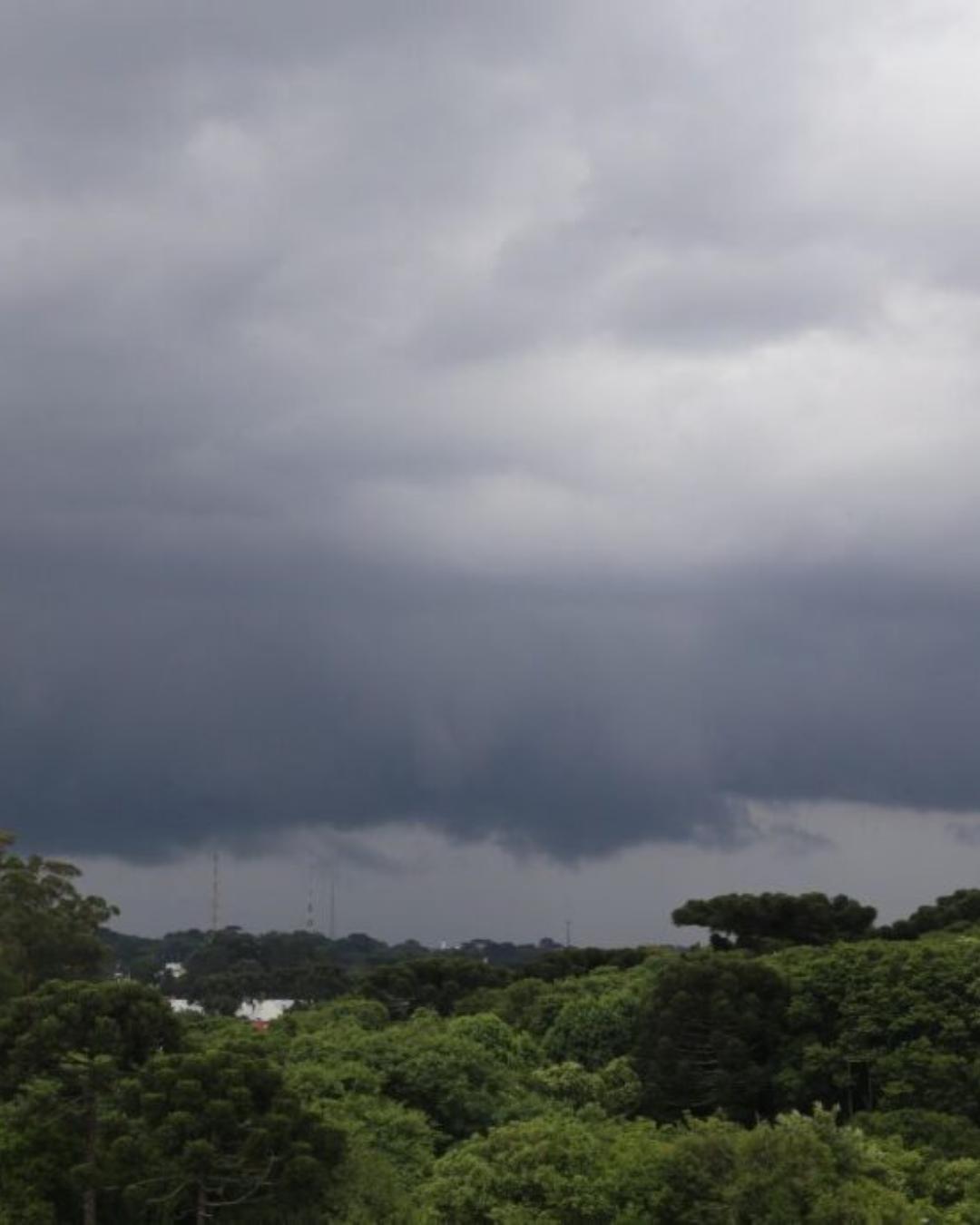 Inmet emite alerta laranja para 206 cidades do Paraná com risco de tempestades e ventos fortes