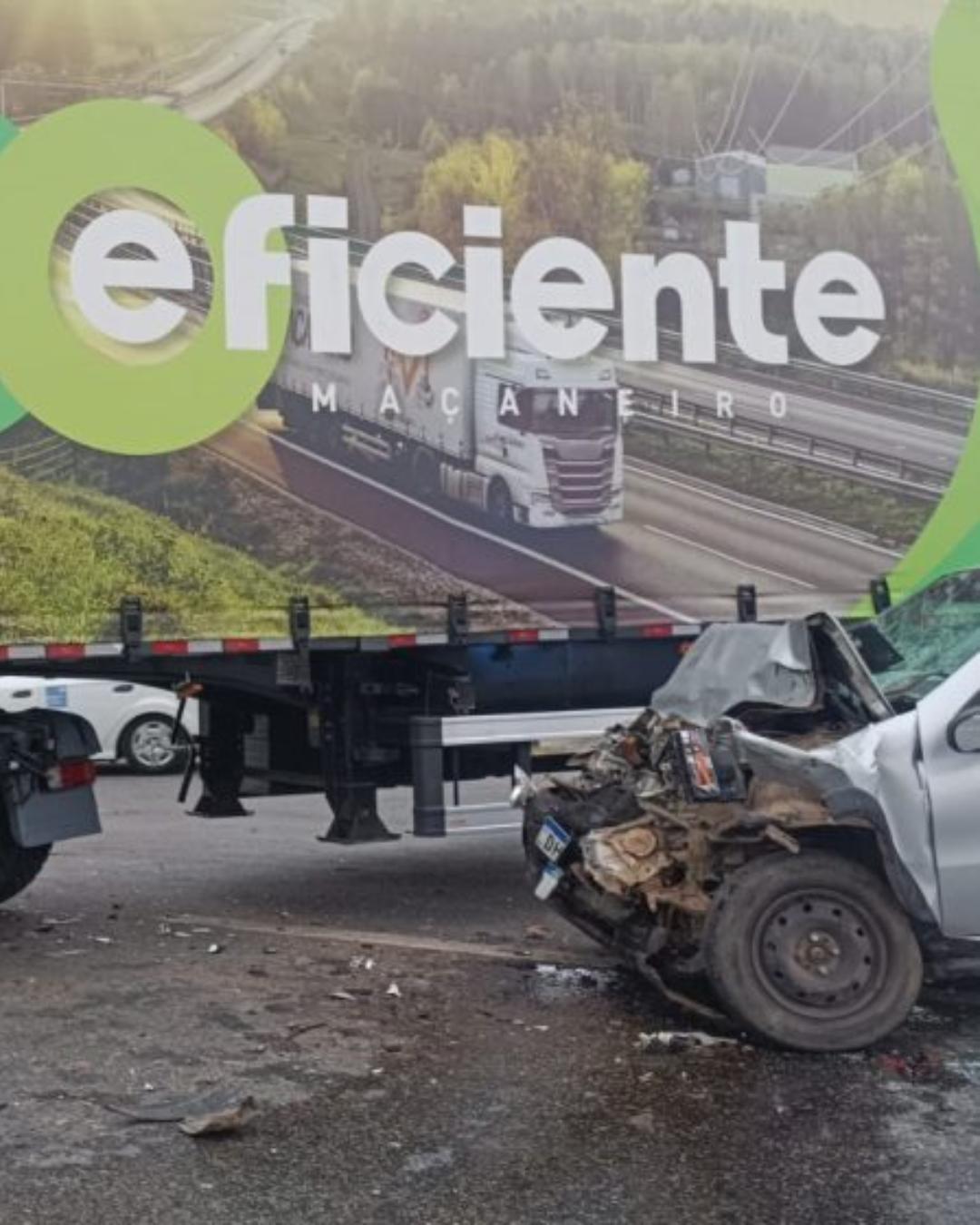 Motorista de carro morre após colisão com caminhão no bairro Tatuquara, na BR-116