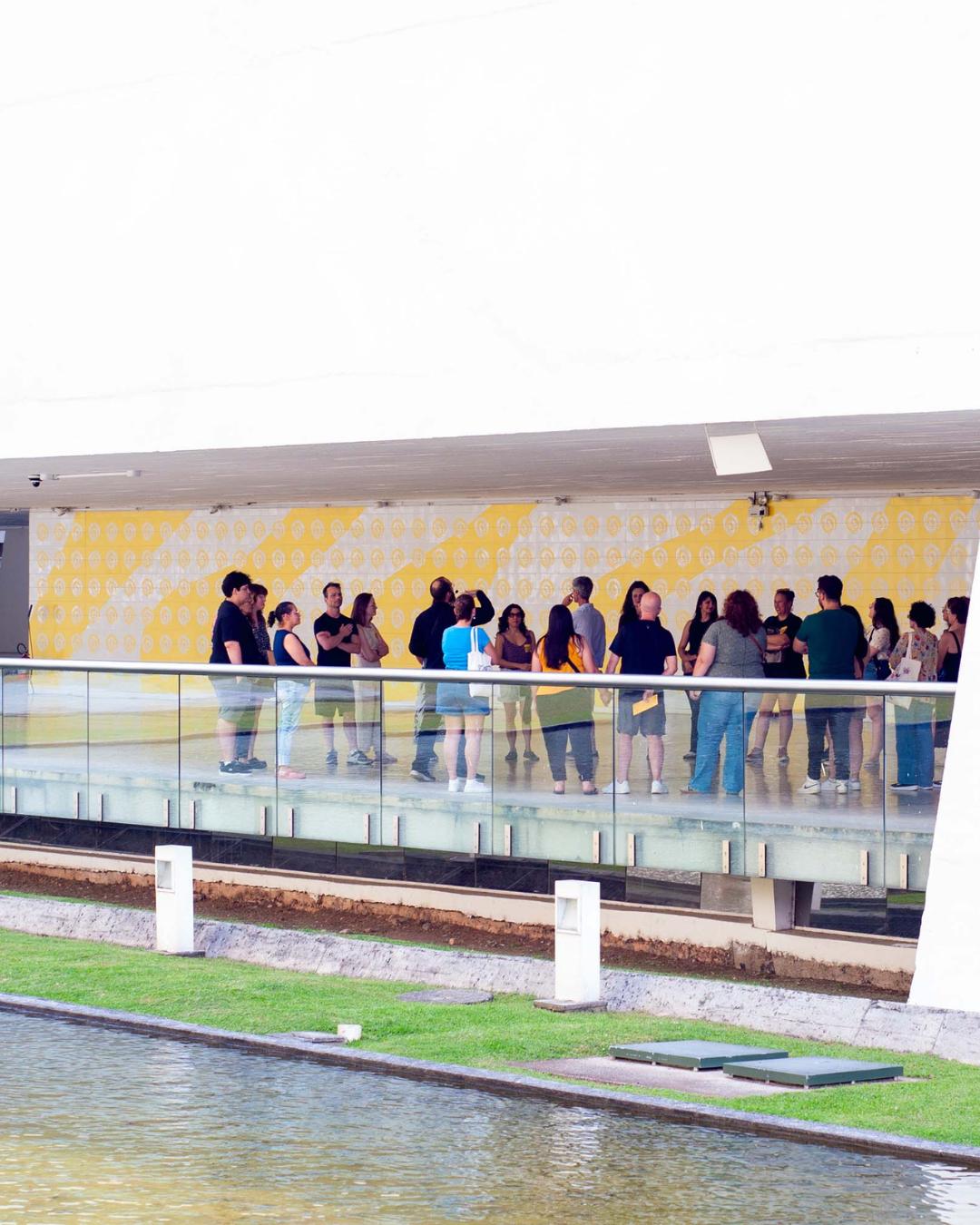 Museu Oscar Niemeyer promove visitas guiadas e destaca exposições durante março