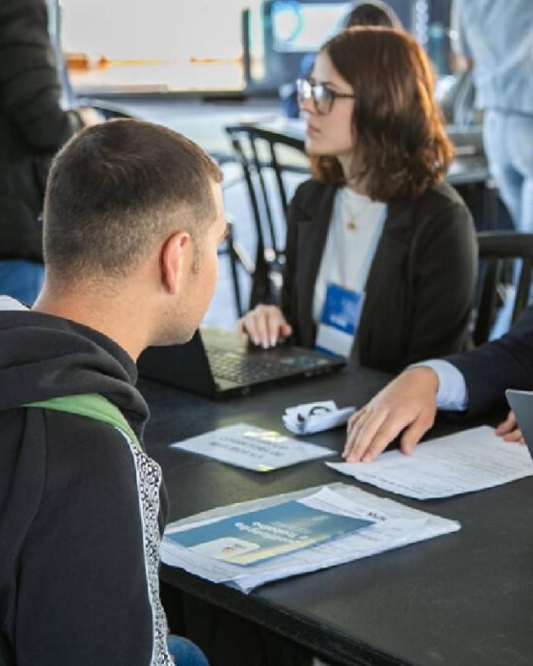 Mutirão de empregos em Curitiba reúne 5,8 mil vagas e feira para PcD