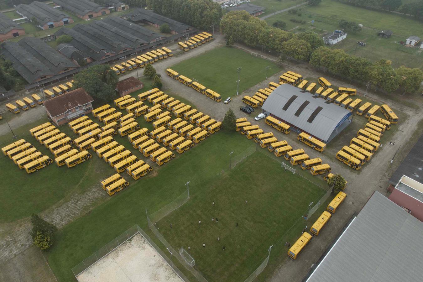 No Colégio Newton Freire Maia, Estado inicia entrega de ônibus escolares para 340 municípios