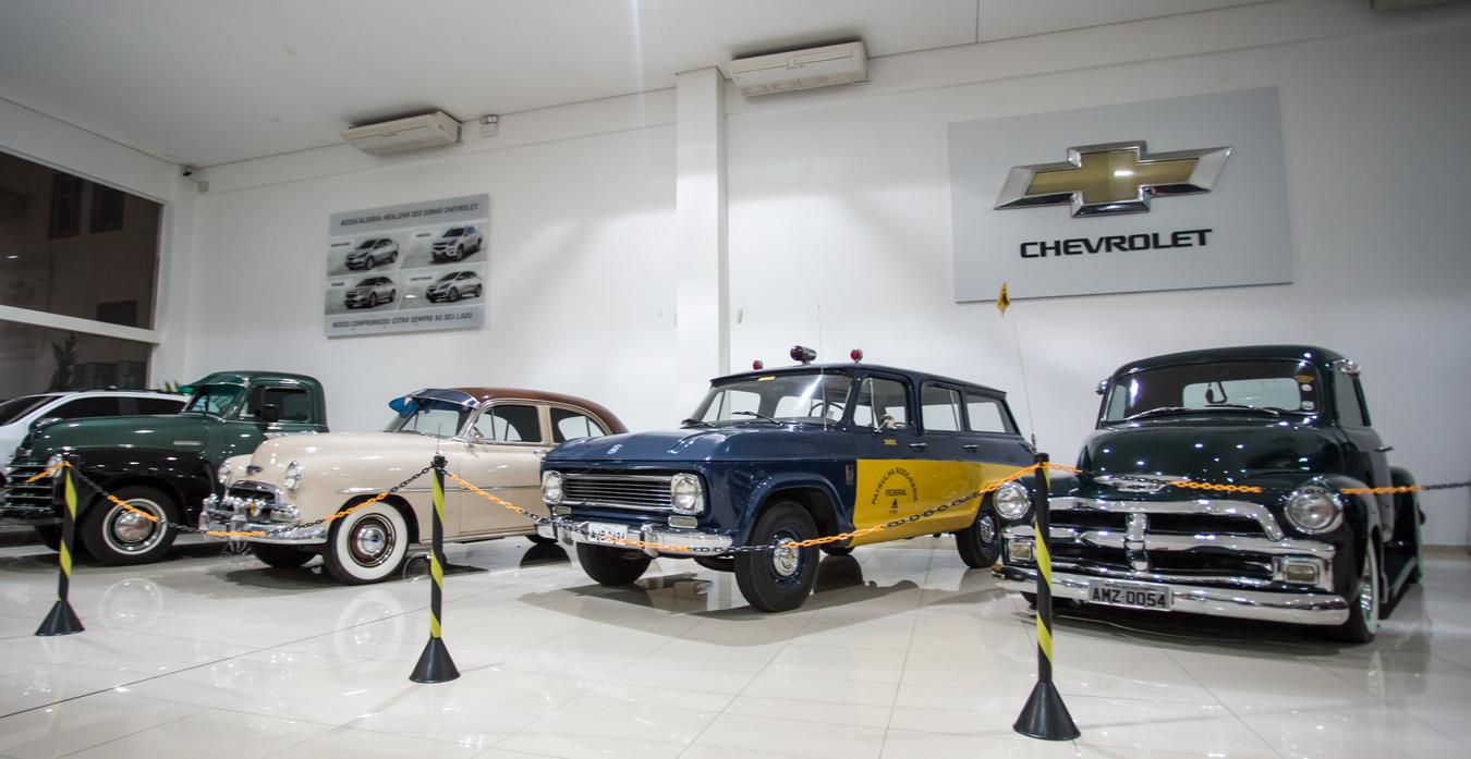 Old Cars leva mais de 100 carros clássicos para dentro de concessionária