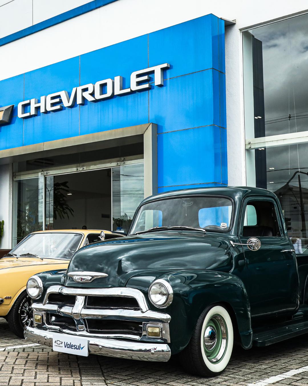 Old Cars leva mais de 100 carros clássicos para dentro de concessionária