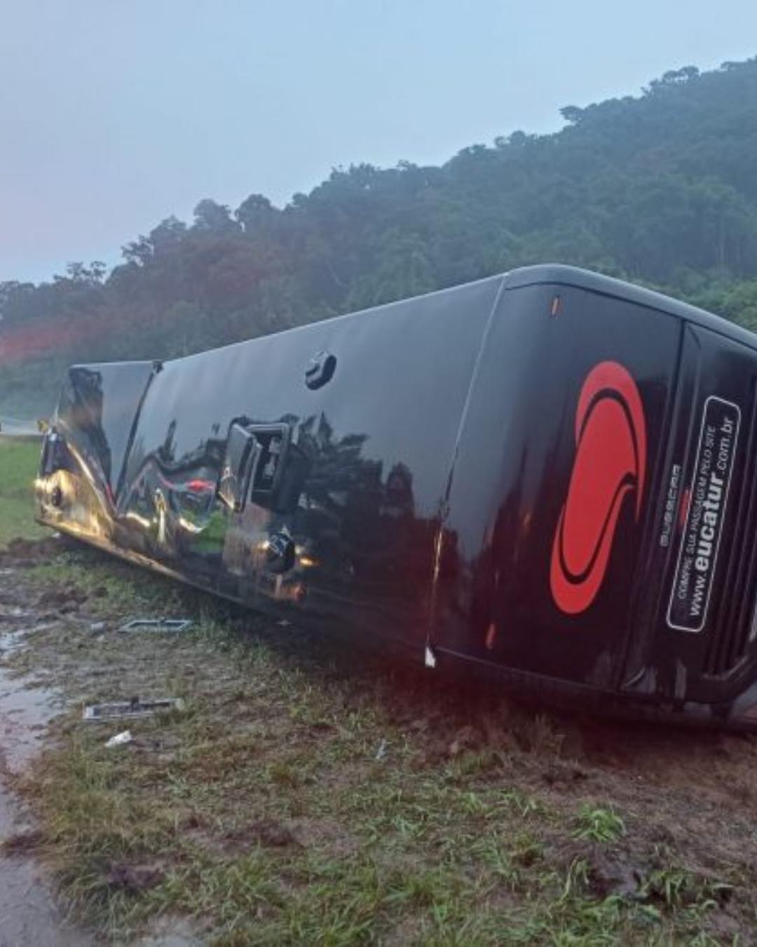 Ônibus tomba na BR-116 em Campina Grande do Sul; duas pessoas ficam feridas