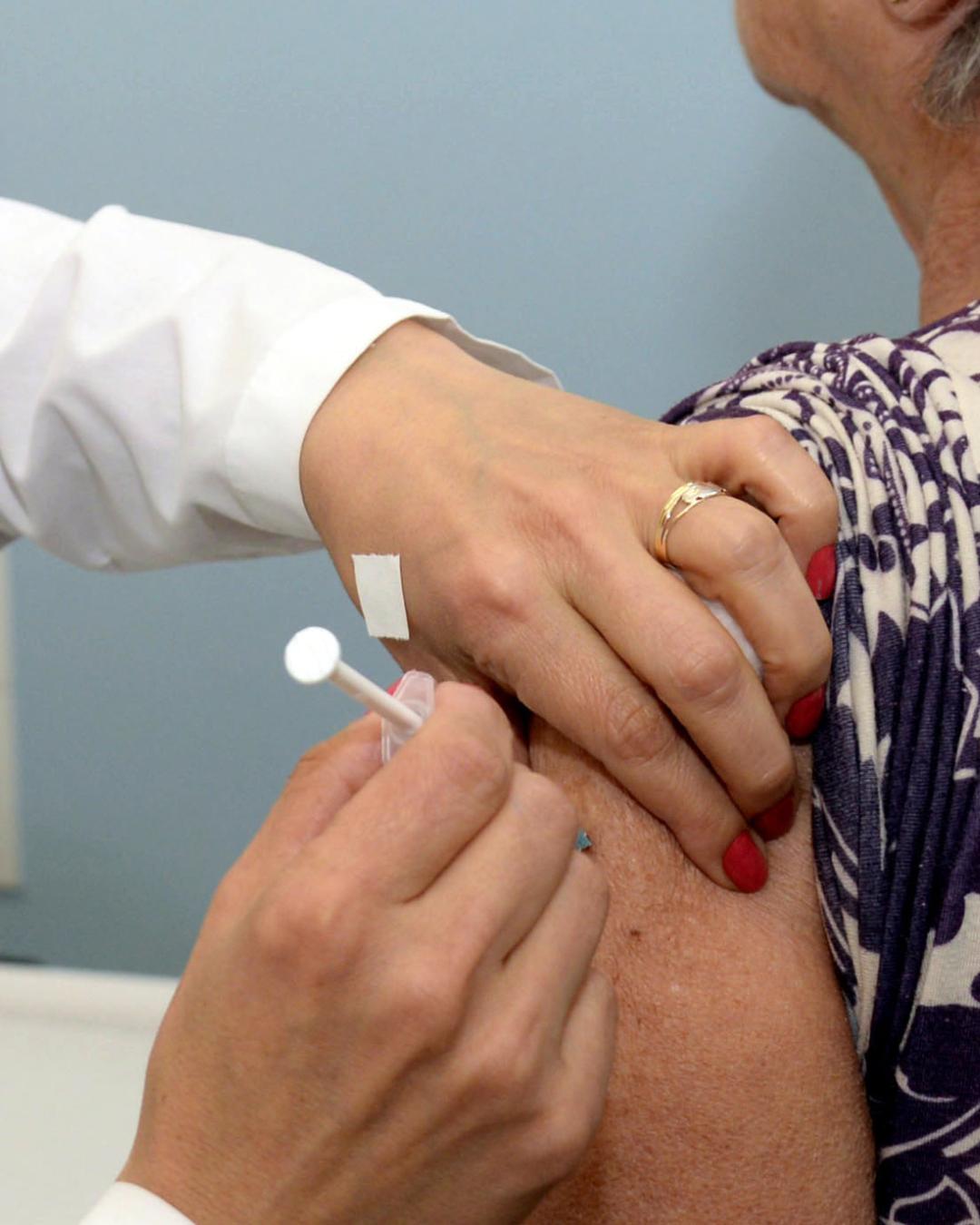 Paraná promove Dia D de multivacinação com início da campanha contra gripe em 28 de março