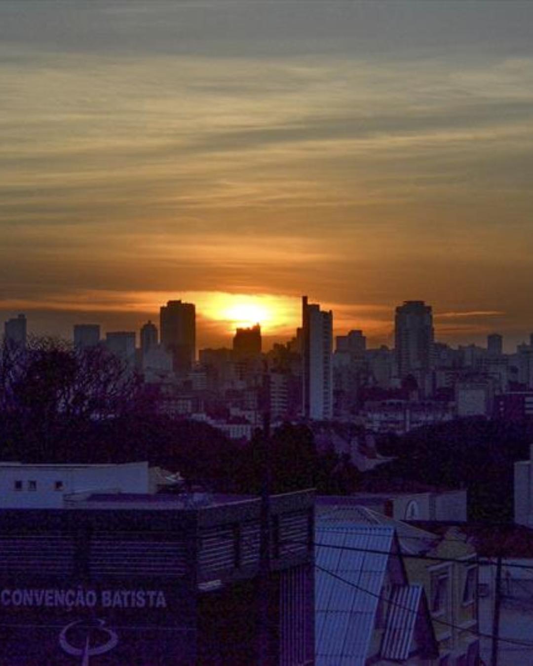 Previsão do tempo aponta elevação de temperaturas no Paraná com sol entre nuvens