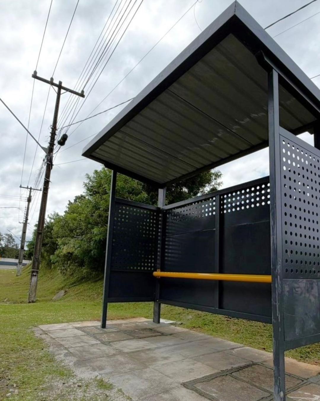 Quatro Barras instala 30 novos abrigos de ônibus em pontos de maior fluxo