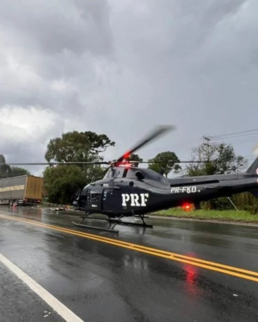 Colisão entre caminhonete e caminhão na BR-476, na Lapa, deixa cinco feridos