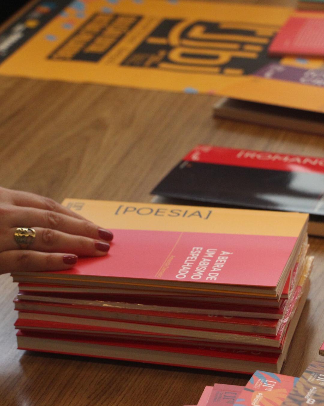 Biblioteca Pública do Paraná marca presença na primeira Festa Literária da Advocacia Paranaense com doação de livros