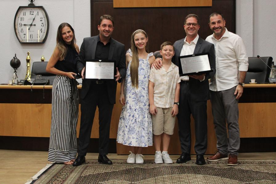 Câmara de Quatro Barras concede título a empresários da Mademape em sessão solene